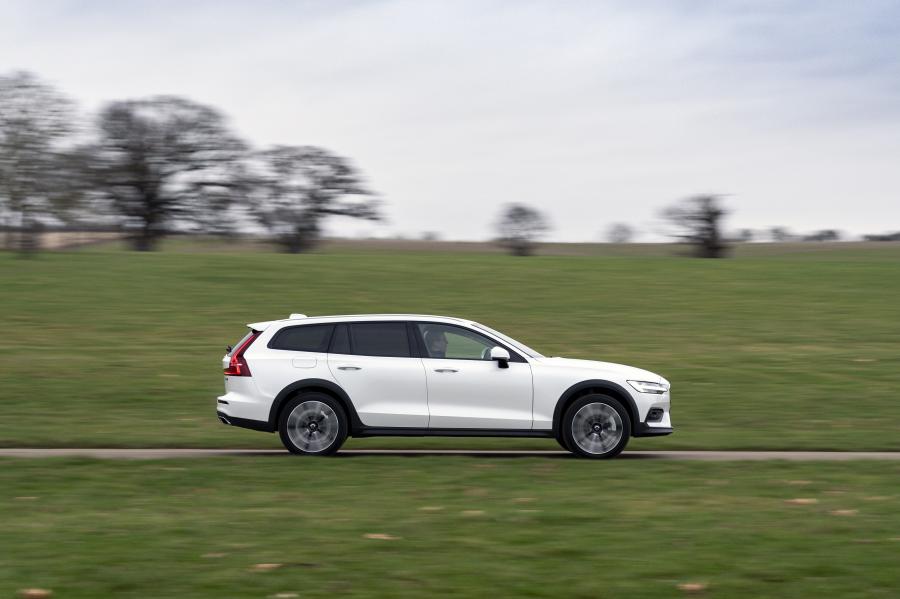  Volvo V60 D4 Cross Country 2019 года  (UK) (фото 10 из 43)